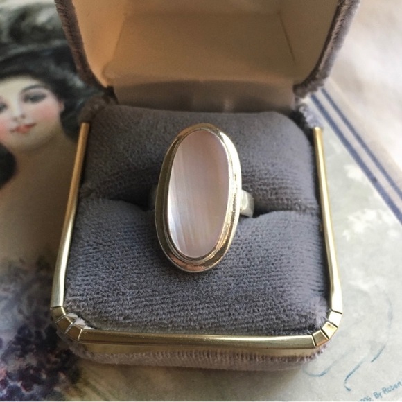 •MOTHER OF PEARL• sterling silver shield ring - Picture 2 of 4